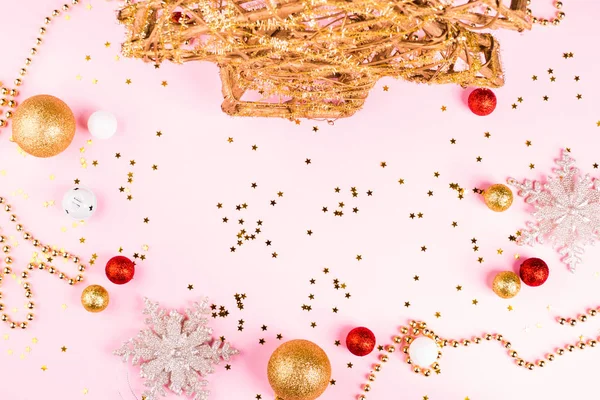 Decorating home for Christmas. Pink backdrop — Stock Photo, Image