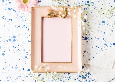 Boş fotokopi alanı olan altın rengi pembe çerçeve. Model