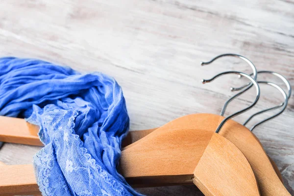 Cabides de roupas de madeira com foulard azul clássico — Fotografia de Stock