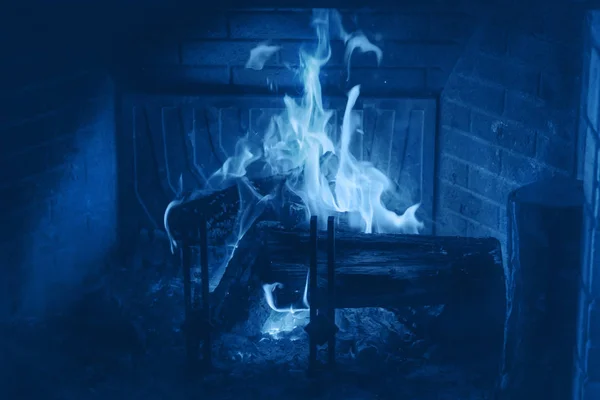 Quemando leña en la chimenea. Clásico tono azul 2020 — Foto de Stock