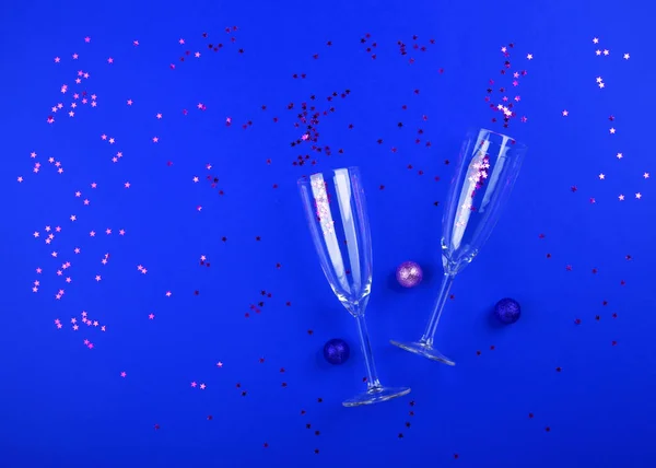 Copos de champanhe com confete em azul clássico — Fotografia de Stock