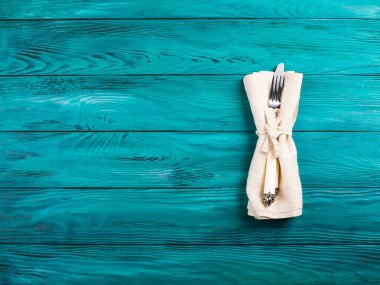 Gümüş takımlı boş tahta masa arkaplanı