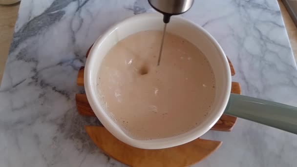 Sabah latte kahve için köpüklü bitki sütü — Stok video