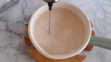Sabah latte kahve için köpüklü bitki sütü
