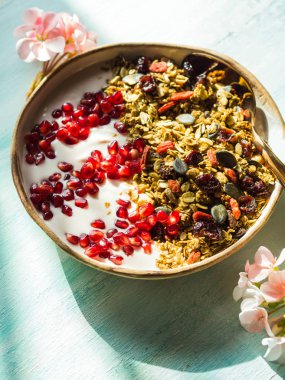 Nar taneli ev yapımı granola kasesi.