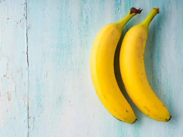 Duas bananas em fundo de madeira verde. Conceito — Fotografia de Stock