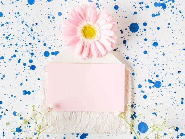 Tarjeta rosa en blanco y flores. Saludos del día de las mujeres — Foto de Stock