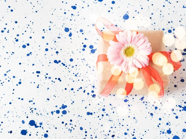 Çiçekli hediye kutusu. Pastel renkler. Kadınlar Günü. — Stok fotoğraf