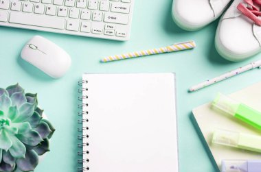 Okula darphane ile düz çerçeve not defteri ile geri yatar