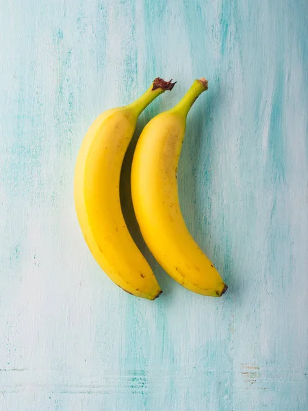 Duas bananas em fundo de madeira verde. Conceito — Fotografia de Stock