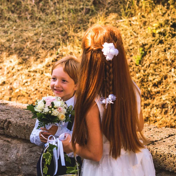Ring bearer and flower girl at summer wedding — Stock Photo, Image
