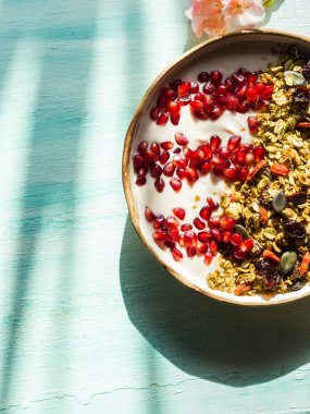 Nar taneli ev yapımı granola kasesi.
