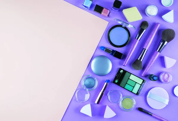 Make-up Accessoire auf lila und rosa, klassisch blau — Stockfoto