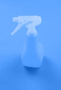 Moda mavisi renkte temizlik için sprey şişesi