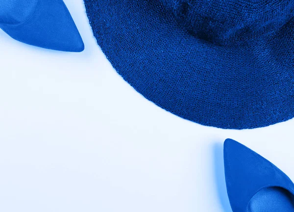 Klasszikus kék kalap és pumpa. Divatkoncepció — Stock Fotó