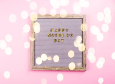 Anneler günü, pembe panoda selamlar.