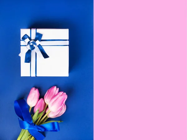 粉红和经典蓝色礼品盒和郁金香 — 图库照片
