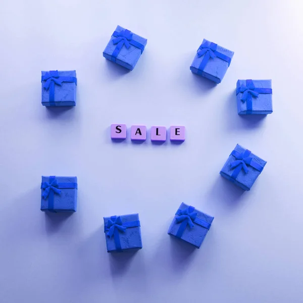 Verkoop woord samengesteld met plastic tegels op blauw — Stockfoto