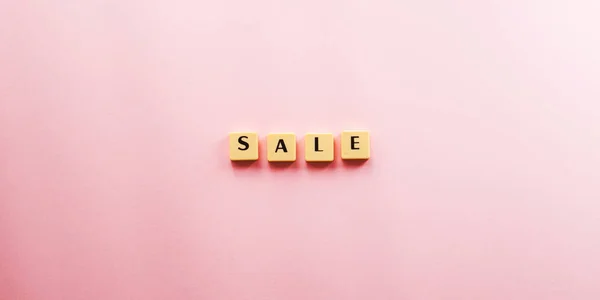 Verkoop woord samengesteld met plastic tegels op roze — Stockfoto