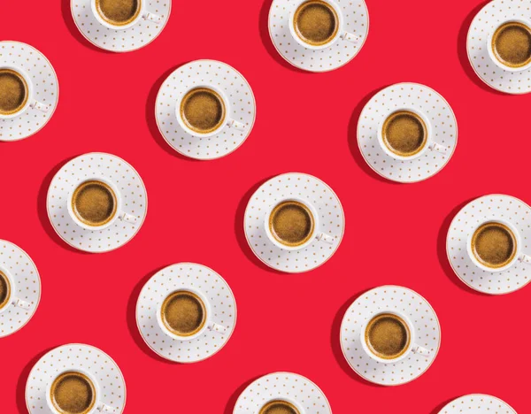Tazza di caffè espresso piatto lay pattern sul rosso — Foto Stock