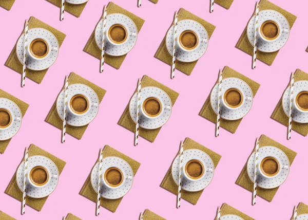 Šálek kávy s diářem plochý ležel vzor na růžové — Stock fotografie