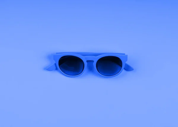 Clásicas gafas de sol azules. Monocromo plano de moda — Foto de Stock