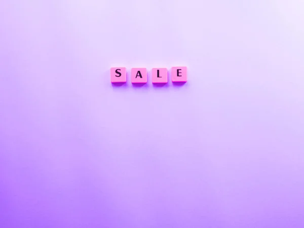 Verkoop woord samengesteld met plastic tegels op paars — Stockfoto