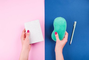 Kadın eli ile uyku maskesi ve uyku günlüğü