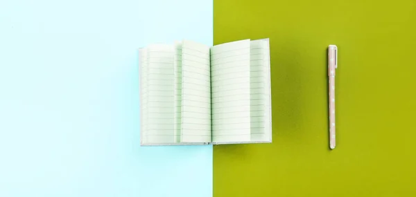 Duotone achtergrond met open notebook en pen — Stockfoto