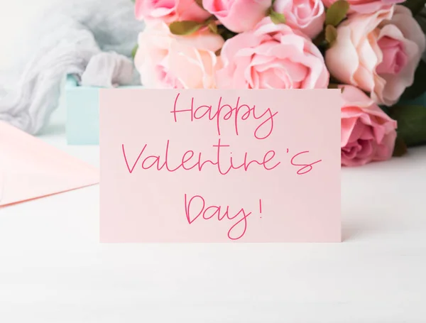 Boldog Valentin napi üdvözlet rózsaszín kártyán — Stock Fotó