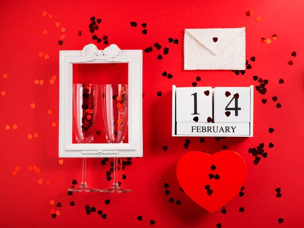 Boldog Valentin-napi koncepció fuvolával és szívvel — Stock Fotó
