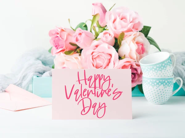 Boldog Valentin napi üdvözlet rózsaszín kártyán — Stock Fotó