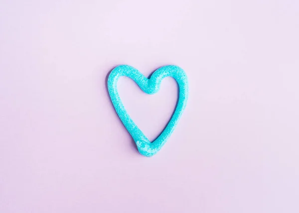 Heart shaped toothpaste line on pink — Stock Photo, Image
