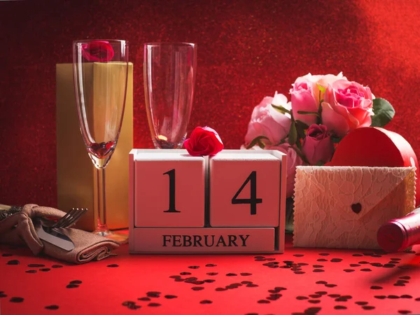 Concepto feliz día de San Valentín con calendario de madera —  Fotos de Stock