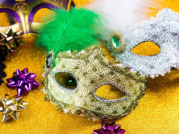 Красочные карнавальные маски Марди Гра на золотом — стоковое фото