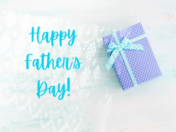 Glückliche Vatertagsgrüße und blaue Geschenkbox — Stockfoto
