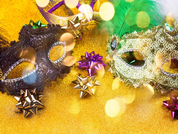 Colorful mardi gras carnival masks on golden — Stockfoto