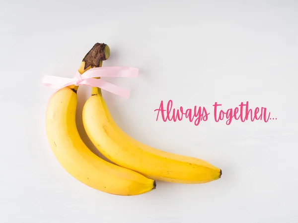 バナナ2個ハッピーバレンタインデーのコンセプトテキスト — ストック写真