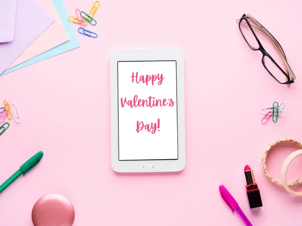 Boldog Valentin napot okostelefon képernyőn rózsaszín — Stock Fotó