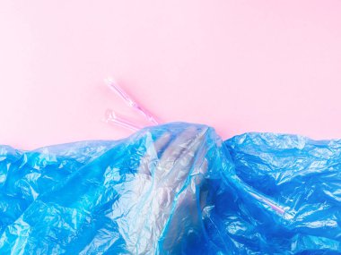 Okyanusa atılan plastik pipetler. Kirlilik kavramı