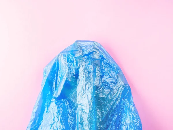 Mano humana atrapada en bolsa de plástico en rosa — Foto de Stock