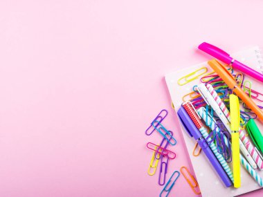 Pembe üzerine renkli kırtasiye malzemesi malzeme çerçevesi