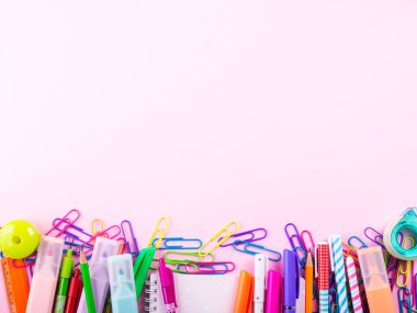 Pembe üzerine renkli kırtasiye malzemesi malzeme çerçevesi