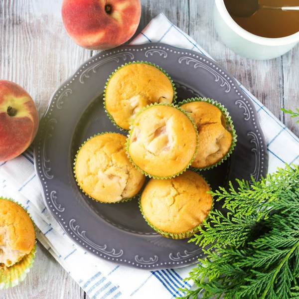 Смачні вегетаріанські закляті персикові яблучні кекси — стокове фото