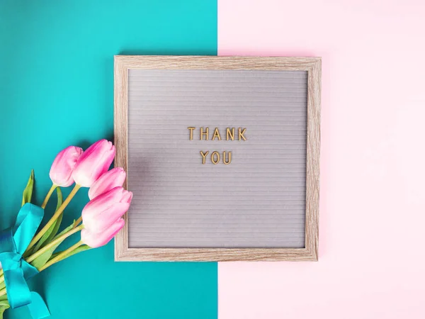 Thank you written on board with bunch of flowers — Stock Photo, Image