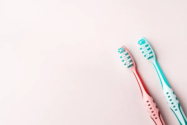 Duas escovas de dentes coloridas. Rotina matinal — Fotografia de Stock