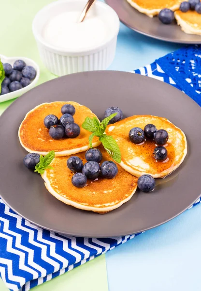 Pfannkuchen mit frischen Blaubeeren. Frühling — Stockfoto