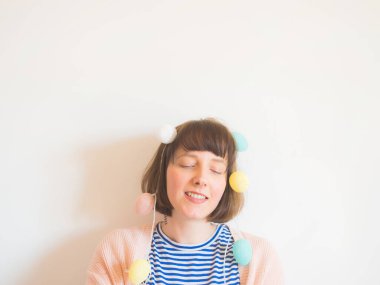 Paskalya konsepti yumurta ışıklı kadın portresi