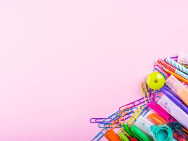 Pembe üzerine renkli kırtasiye malzemesi malzeme çerçevesi