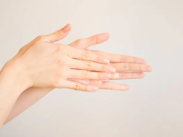 Limpieza de manos femenina con gel desinfectante — Foto de Stock